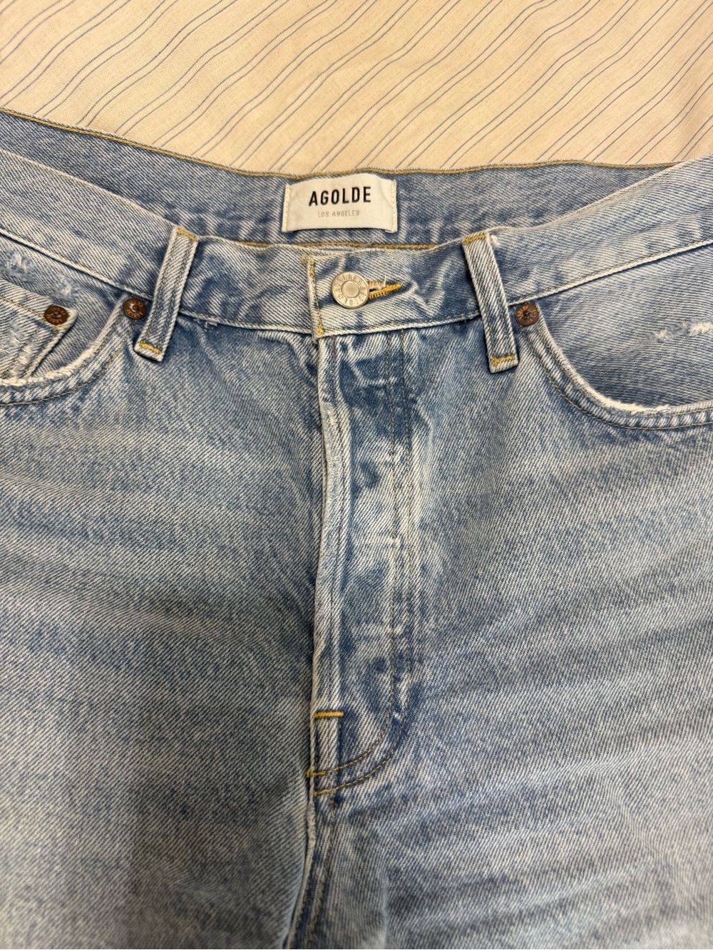Agolde Parker short in a light distressed color - Picture 6 of 10